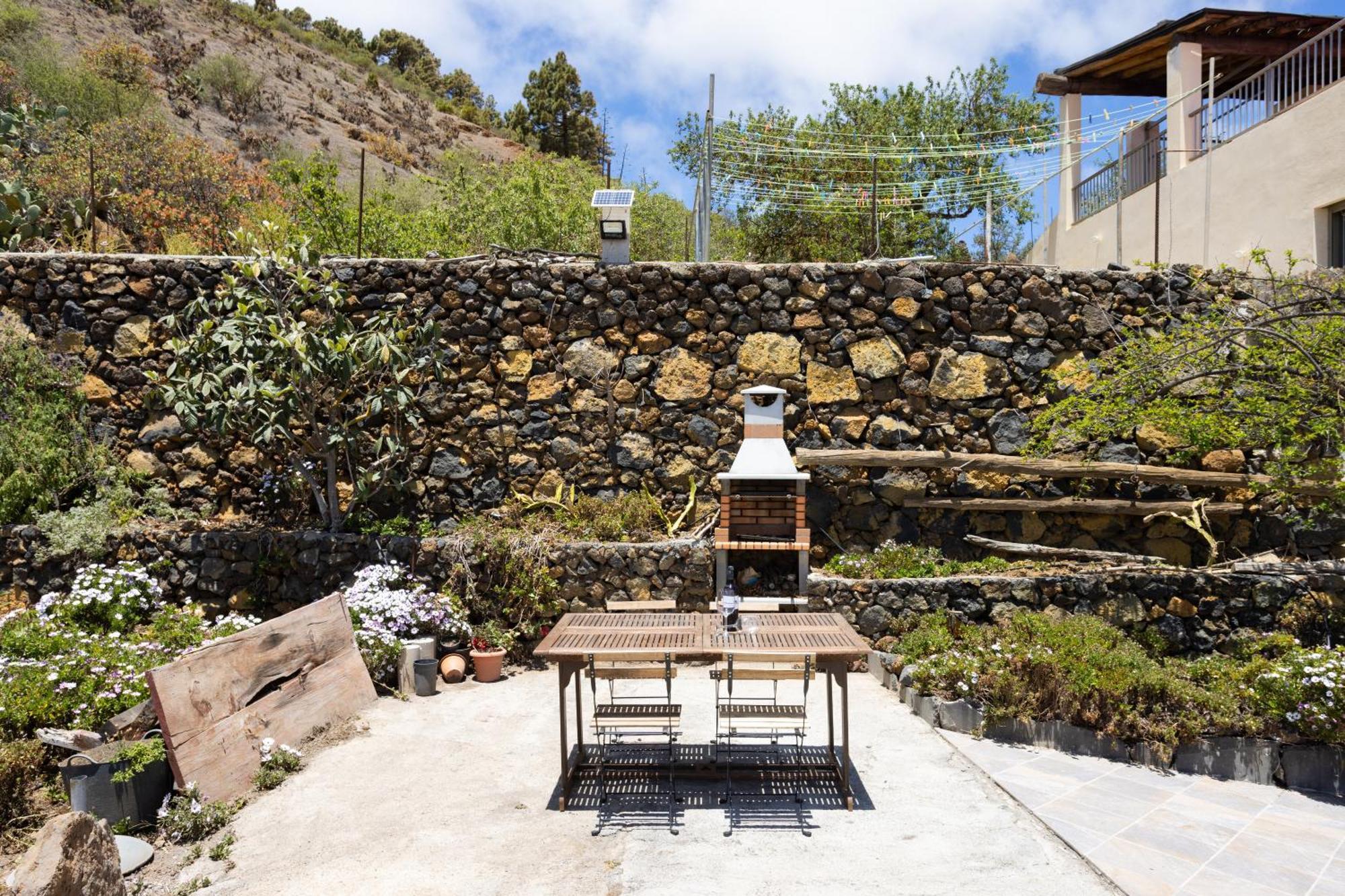 Cozy Rustic House & Terrace, El Pinar