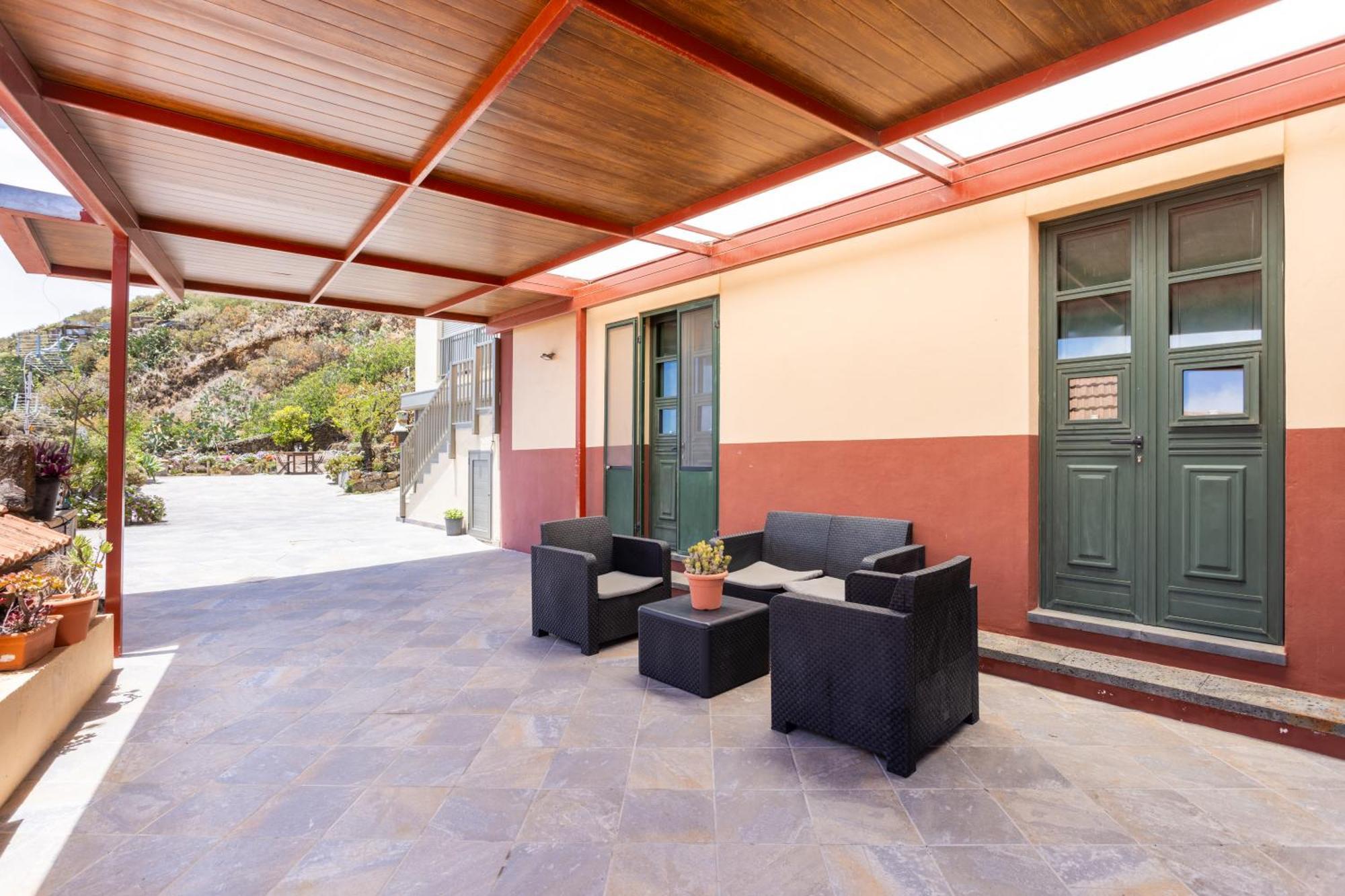 Cozy Rustic House & Terrace, El Pinar Holiday home
